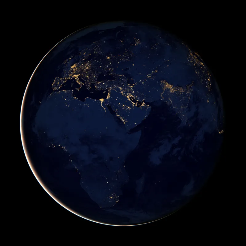 Pământul noaptea, din spațiu: luminile orașelor din Europa, Africa și Orientul Mijlociu pe fundalul întunecat al continentelor