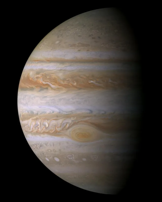 Jupiter în culori naturale, cu benzi crem, portocalii și maronii, și Marea Pată Roșie vizibilă spre partea de jos