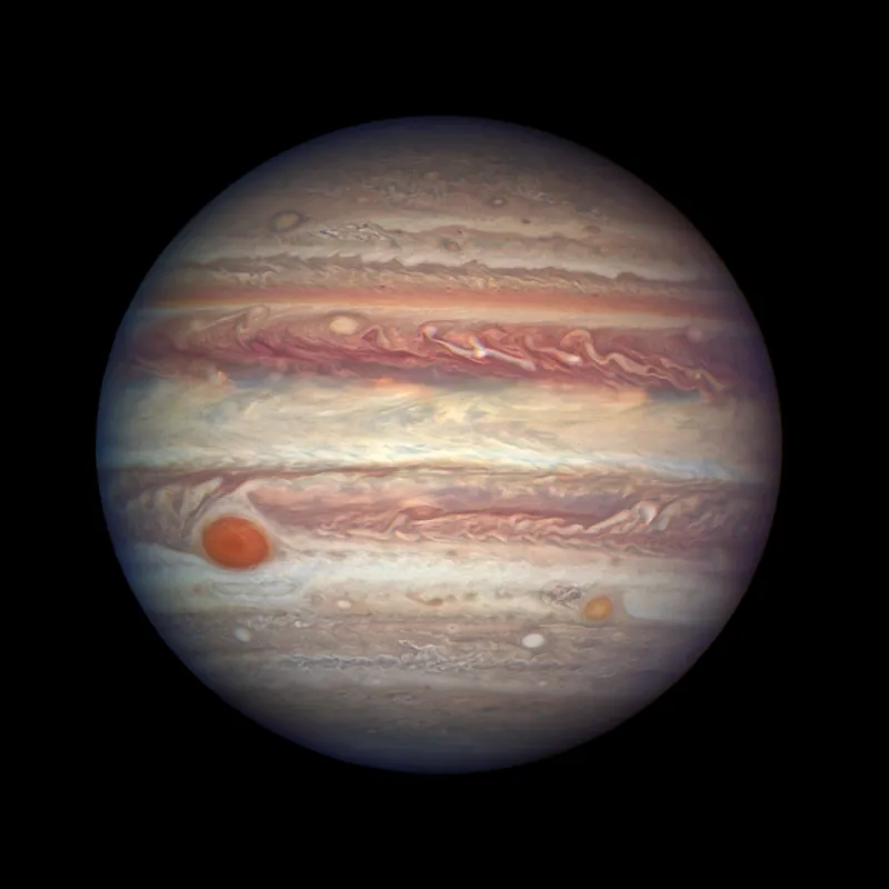 Jupiter văzut de telescopul spațial Hubble, cu benzile de nori crem și ruginii și Marea Pată Roșie