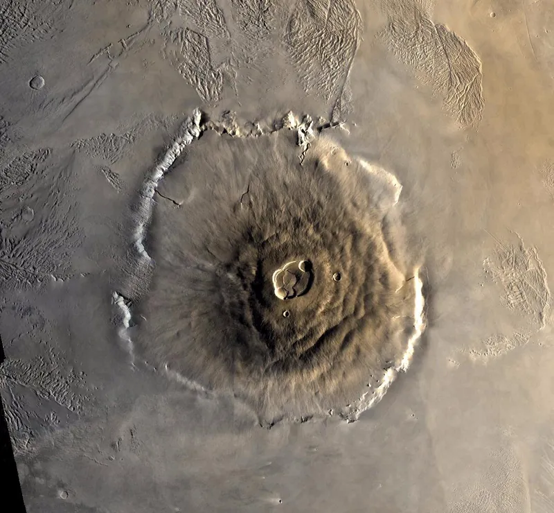 Olympus Mons văzut de sus, un vulcan uriaș cu caldera în vârf și pereți abrupți la margine