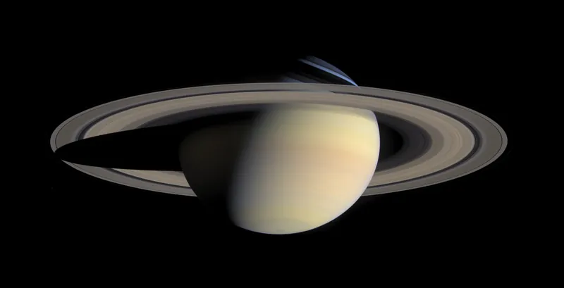 Saturn și inelele lui în culori naturale, cu umbra planetei căzând peste inele