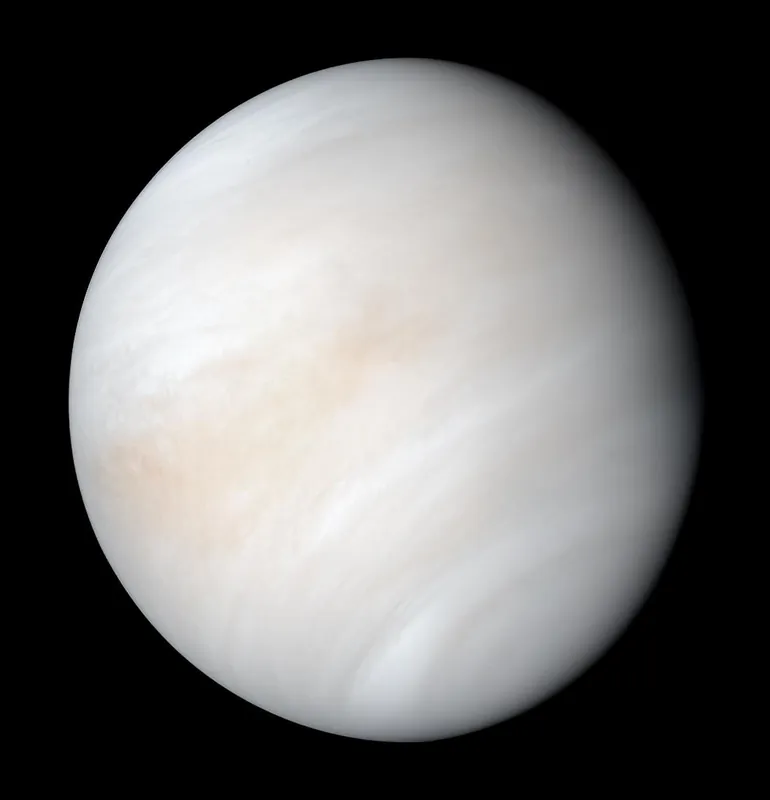 Venus acoperită complet de nori palizi și învolburați, fotografiată în lumină ultravioletă și portocalie